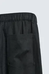 Pantalón de corte relajado confeccionado en una mezcla de lino y viscosa. Presenta bolsillos delanteros, bolsillos traseros de plastrón y cierre frontal con cremallera y botón.