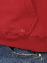 Sweater deportivo con capucha y cordones ajustables, bolsillo canguro frontal. Color verde oliva jaspeado.