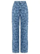 Pantalón jean de tiro bajo con estampado de ranas en azul y blanco, corte recto y bolsillos cargo.