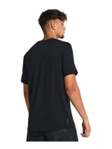 Remera deportiva Under Armour Vanish Energy de manga corta, color negro, con cuello redondo y logo de la marca estampado en el pecho. Confeccionada en tejido técnico elástico de secado rápido con tecnología de control de olores.