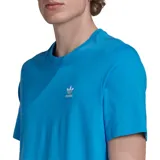 Remera de algodón celeste con cuello redondo y logo de Adidas bordado en blanco en el pecho.