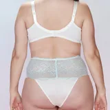 Soutien reductor con aro, confeccionado en puntilla color verde claro y transparencias con tiras. Espalda confeccionada en Lycra. Breteles anchos elásticos regulables.