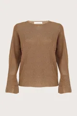 Suéter de punto con cuello perkins, color dorado con acabado brillante, de manga larga con puños acampanados y diseño de corte recto.