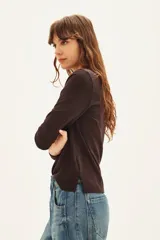 Remera de manga larga color marrón oscuro, con cuello redondo y corte holgado.