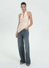 Vestido corto de satén color beige, con cuello drapeado, diseño recto y espalda descubierta.