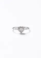 Anillo de plata 925 con diseño de corazón central rodeado de pequeñas zirconias blancas.
