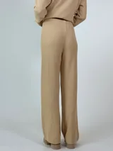 Pantalón tejido de corte recto y tiro alto, con diseño acanalado y bolsillos laterales. Presenta una caída fluida y cómoda.