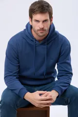 Canguro deportivo de color azul, con capucha ajustable mediante cordones, bolsillo frontal tipo canguro y puños acanalados. Cuenta con interior de micropolar para mayor calidez.