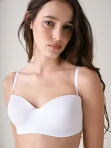 Soutien strapless color beige con copa preformada y aro, confeccionado en microfibra suave.