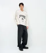 Remera de manga larga con corte boxy, cuello redondo y diseño urbano. Confeccionada en algodón, presenta recortes contrastantes en el cuerpo y mangas, junto con una estampa frontal con lettering Damaged 10.