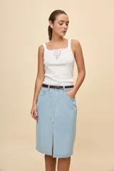 Falda midi de jean color negro, de corte recto con abertura central en la parte delantera, bolsillos y cierre con botón metálico.
