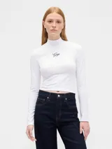 Remera de manga larga con cuello alto tipo polera, color blanco, con el logo de la marca Gap bordado en el centro del pecho.