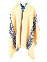 Poncho color crema con diseño de guarda pampa en azul y flecos en el borde inferior.