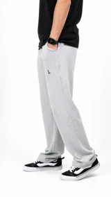Pantalón de punto color gris melange, de corte recto y holgado, con bolsillos laterales y pequeño logo bordado en la parte superior.