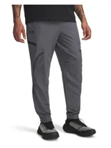 Pantalón cargo deportivo Under Armour modelo Unstoppable, color gris, con tecnología UA Storm repelente al agua, tejido elástico en cuatro direcciones, cintura elástica con cordón interno y múltiples bolsillos con cierre.