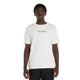 Remera de algodón de corte clásico con cuello redondo. Presenta un diseño minimalista con el logo de la marca estampado en el pecho y un gráfico tipo collage en la espalda.