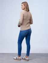 Buzo negro de tejido acanalado con cuello alto.