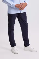 Pantalón cargo de corte ajustado en color azul marino, con bolsillos laterales tipo cargo y cierre frontal.
