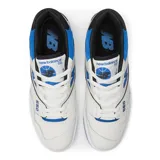 Championes New Balance 550 unisex, color blanco con detalles en azul y negro.