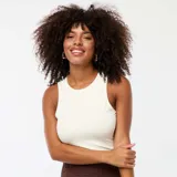 Body blanco de microfibra con sisa tipo blazer y cuello redondo.