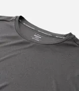Remera deportiva verde militar de manga corta, confeccionada en tejido de malla 100% poliéster con tecnología Get Dry.