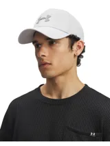 Gorra deportiva Under Armour con tecnología UA Storm que repele el agua. Presenta un diseño de perfil bajo con panel frontal estructurado, visera precurvada y logo de la marca en la parte frontal. Incluye banda elástica interna para absorción de sudor y cierre trasero ajustable.
