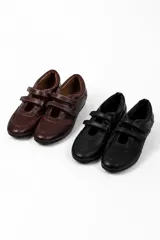 Chatas de cuero con doble tira de velcro en el empeine y taco bajo de 0,5 cm.