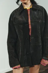 Cazadora oversize de piel de ante 100%, con cuello solapa, manga larga, bolsillos laterales de vivo y bolsillo de plastrón en el pecho. Cuenta con forro interior a tono y cierre frontal con botones.