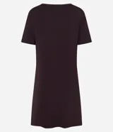 Camisón corto de viscosa color marrón oscuro, con escote en V decorado con encaje y mangas cortas.