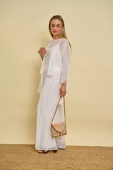 Blusa de diseño amplio con mangas acampanadas y efecto vaporoso.