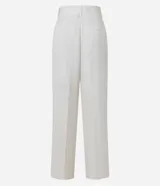 Pantalón de vestir blanco, de corte recto, con trabillas en la cintura, cierre oculto y pliegues.