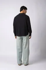 Camisa de manga larga confeccionada en lino, con cuello clásico y cierre frontal de botones. Presenta un diseño de calce suelto y textura suave, ideal para un estilo relajado.