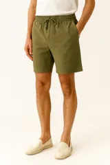 Bermuda de corte recto con cintura elástica y cordón ajustable, bolsillos laterales y diseño minimalista.