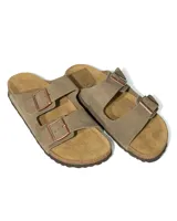 Sandalias tipo zueco marca Rivaro, confeccionadas en cuero gamuzado color beige. Presentan dos tiras anchas con hebilla metálica, plantilla anatómica de corcho y látex, y suela de goma antideslizante.
