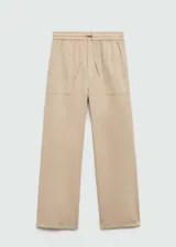 Pantalon de tiro medio con diseño recto, confeccionado en algodón. Cuenta con cintura elástica con lazo de ajuste, dos bolsillos delanteros y dos bolsillos de parche en la parte posterior.