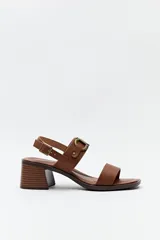 Sandalias de cuero color marrón con tacón cuadrado y hebilla lateral.
