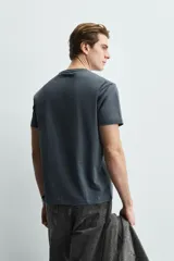 Camiseta de corte regular, cuello redondo y manga corta, confeccionada en tejido de peso medio.