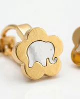 Caravanas de acero dorado con diseño de flor que contiene un elefante en nácar en su interior.