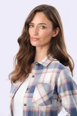 Camisa de viyela a cuadros en tonos rosado, beige y gris, de manga larga, con cuello camisero, cierre frontal de botones y un bolsillo aplicado en el pecho.