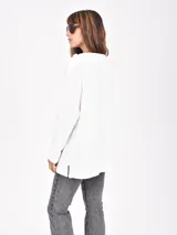 Buzo de tejido de punto tipo waffle en color negro, con cuello redondo, mangas largas y corte holgado.