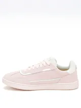 Sneaker de estilo retro con puntera en T, confeccionada en cuero gamuzado color rosado. Presenta detalles en blanco en el talón y laterales, cierre con cordones y suela de goma al tono con textura hexagonal.