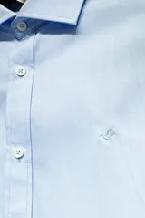 Camisa de manga larga Brooksfield con tejido dobby texturizado, corte slim fit y cuello italiano. Presenta cartera abotonada y logo bordado en el pecho.