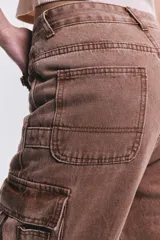 Pantalón cargo de denim color camel, de tiro medio y corte suelto.
