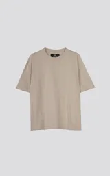Remera de algodón premium color beige, corte extra oversize con hombros caídos y cuello redondo rib al tono.