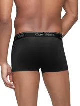 Pack de tres bóxers negros Calvin Klein de corte low rise trunk, confeccionados en microfibra suave que absorbe la humedad. Cuentan con cintura elástica distintiva con el logo de la marca.