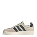 Championes urbanos Adidas modelo Barreda, color beige con las icónicas tres tiras laterales en color negro. Presentan una puntera reforzada en gamuza y suela de goma plana.