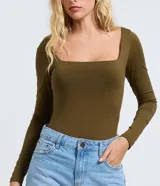 Body de manga larga Blue Steel confeccionado en microfibra de poliamida y elastano. Presenta un diseño ajustado con escote cuadrado y cierre inferior mediante botones de presión.