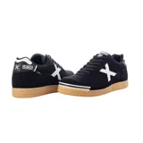 Championes de fútbol sala Munich modelo G3 Profit 08, color negro con la icónica X blanca en el lateral. Presenta una suela de goma color caramelo y refuerzo en la puntera para mayor durabilidad.
