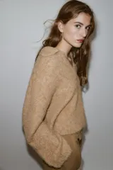 Sweater color beige de punto con cuello polo y mangas largas. Tejido con efecto cepillado.