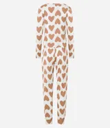 Conjunto de pijama canelado blanco con estampado de corazones marrones. Incluye blusa de mangas largas y pantalón con cintura elástica y puños ajustados.